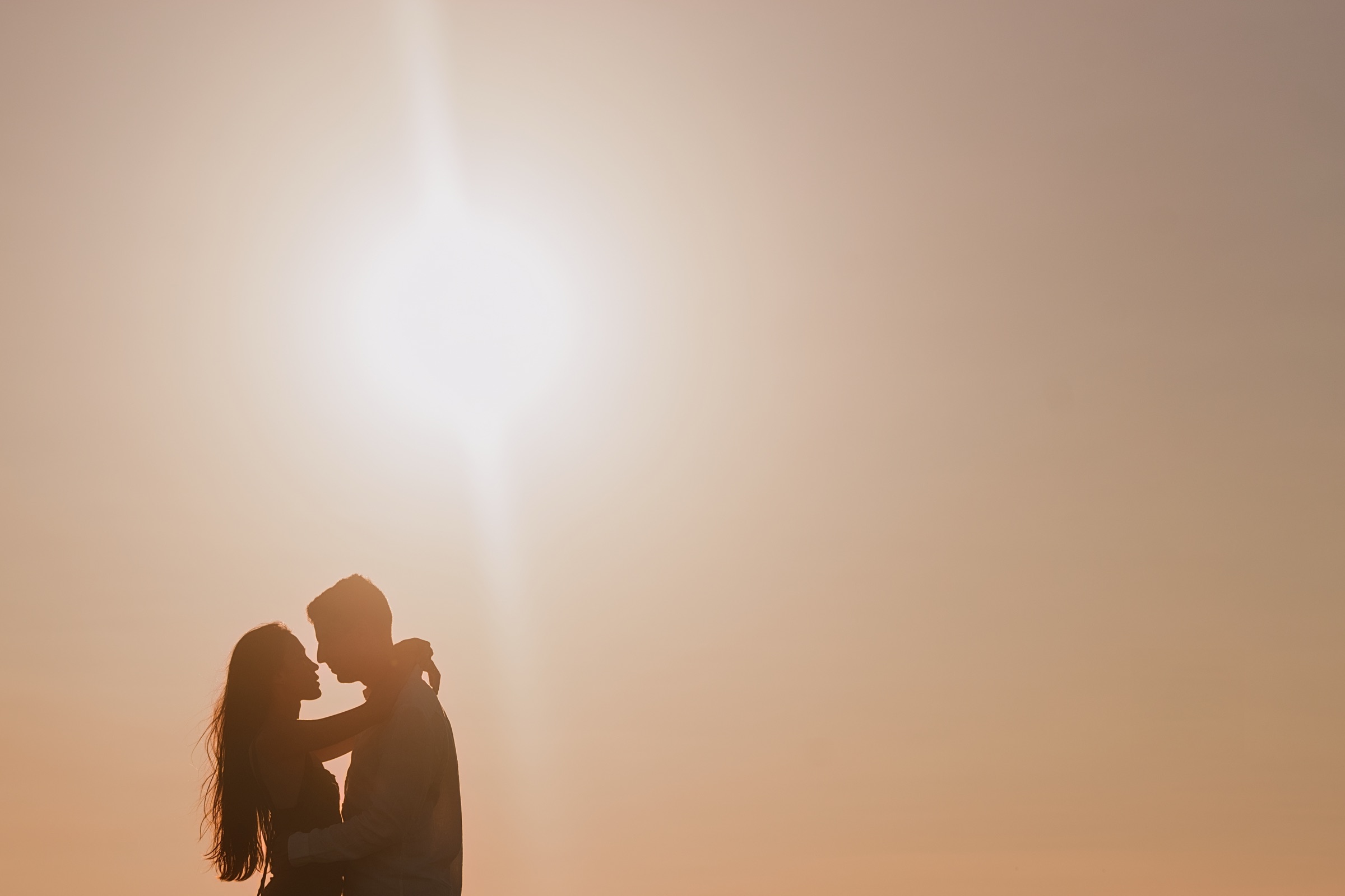 Sofi y Luis, siluetas al atardecer en la costa