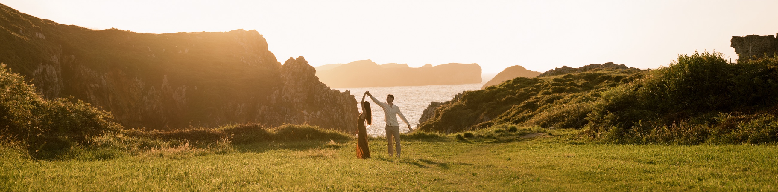 Sofi y Luis bailando sobre la bahía al atardecer